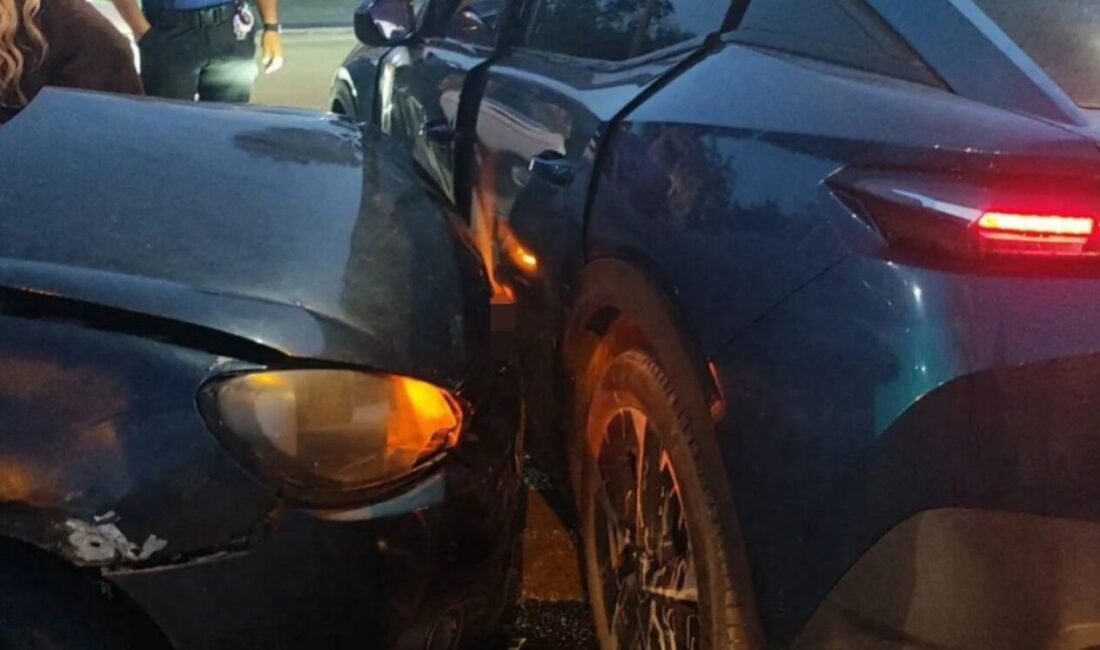 Siirt kent merkezinde iki aracın çarpışması sonucu meydana gelen trafik