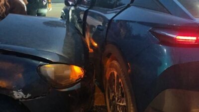 Siirt kent merkezinde iki aracın çarpışması sonucu meydana gelen trafik