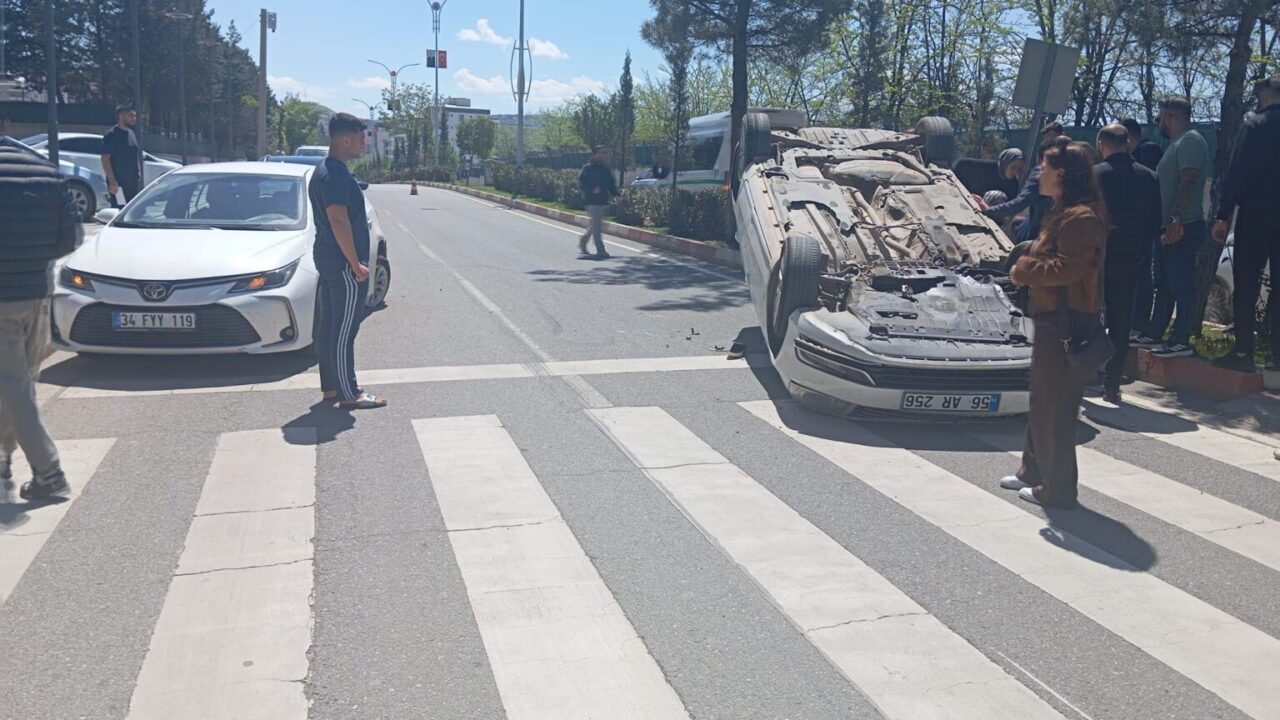 Siirt’te iki otomobilin çarpıştığı kazada 2 kişi yaralandı. Yaralı sürücüler,
