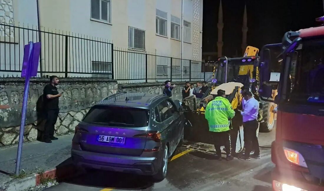 Siirt’te otomobil ile kepçenin kafa kafaya çarpışması sonucu meydana gelen