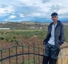 Siirt’in Pervari ilçesine bağlı Palamut köyünde, evin damında tadilat yaptığı