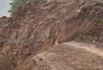 Siirt’in Kurtalan ilçesi Dibekli köyünde meydana gelen toprak kayması köy