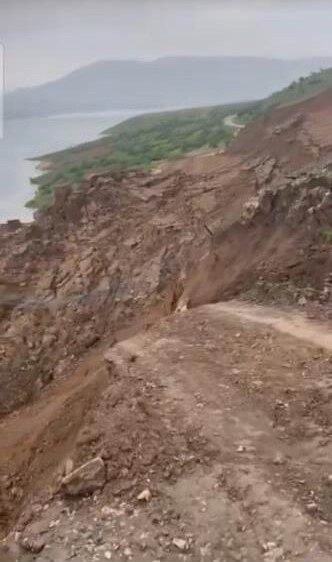 Siirt’in Kurtalan ilçesi Dibekli köyünde meydana gelen toprak kayması köy