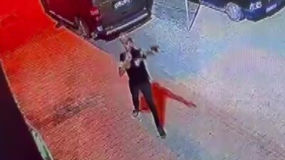 Adana’da kimliği henüz belirlenemeyen bir şüpheli, bir eve silahlı saldırı