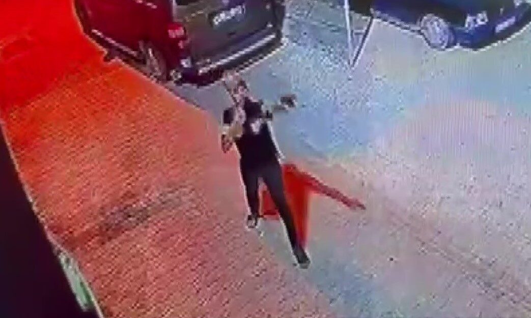Adana’da kimliği henüz belirlenemeyen bir şüpheli, bir eve silahlı saldırı