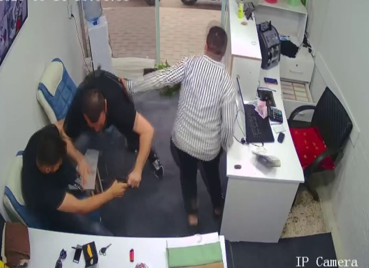 Hatay’da husumetlisine ait döviz bürosunu silahla basan ve iş yerine