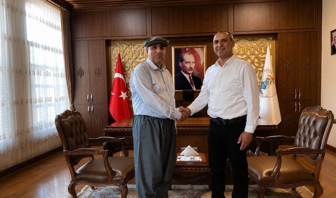 Silifke Kaymakamı Abdullah Aslaner, Dünya Çiftçiler Günü kapsamında kendisine hediye