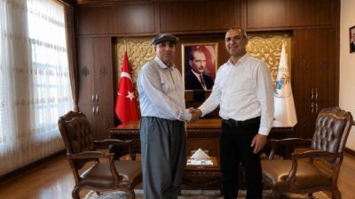 Silifke Kaymakamı Abdullah Aslaner, Dünya Çiftçiler Günü kapsamında kendisine hediye
