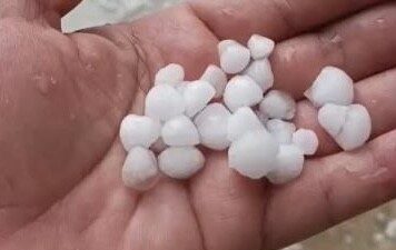 İstanbul Silivri’de etkili olan dolu yağışı bahçe ve araçlarda hasara