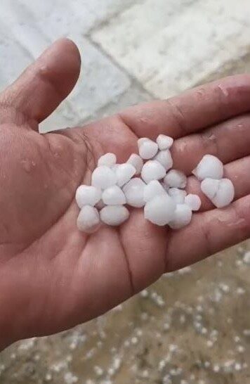İstanbul Silivri’de etkili olan dolu yağışı bahçe ve araçlarda hasara