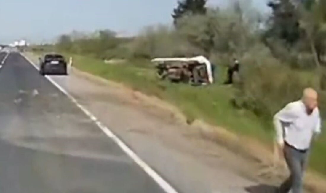 İstanbul Silivri’de sürücüsünün kontrolünden çıkan kamyonet, yol kenarındaki otluk alana