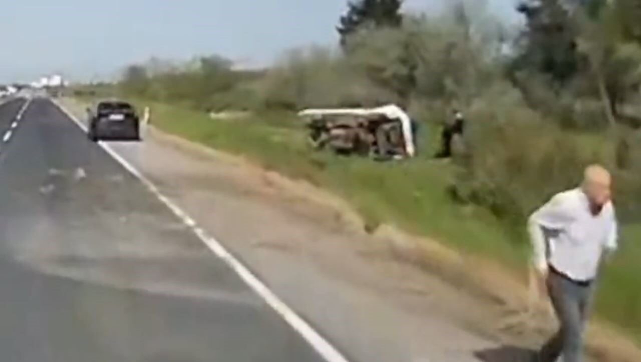 İstanbul Silivri’de sürücüsünün kontrolünden çıkan kamyonet, yol kenarındaki otluk alana