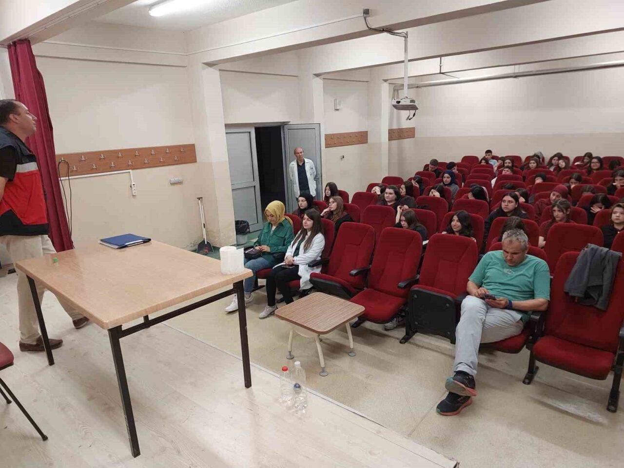 Kütahya’nın Simav ilçesinde öğrencilere yönelik doğa ve tarım eğitimi gerçekleştirildi.