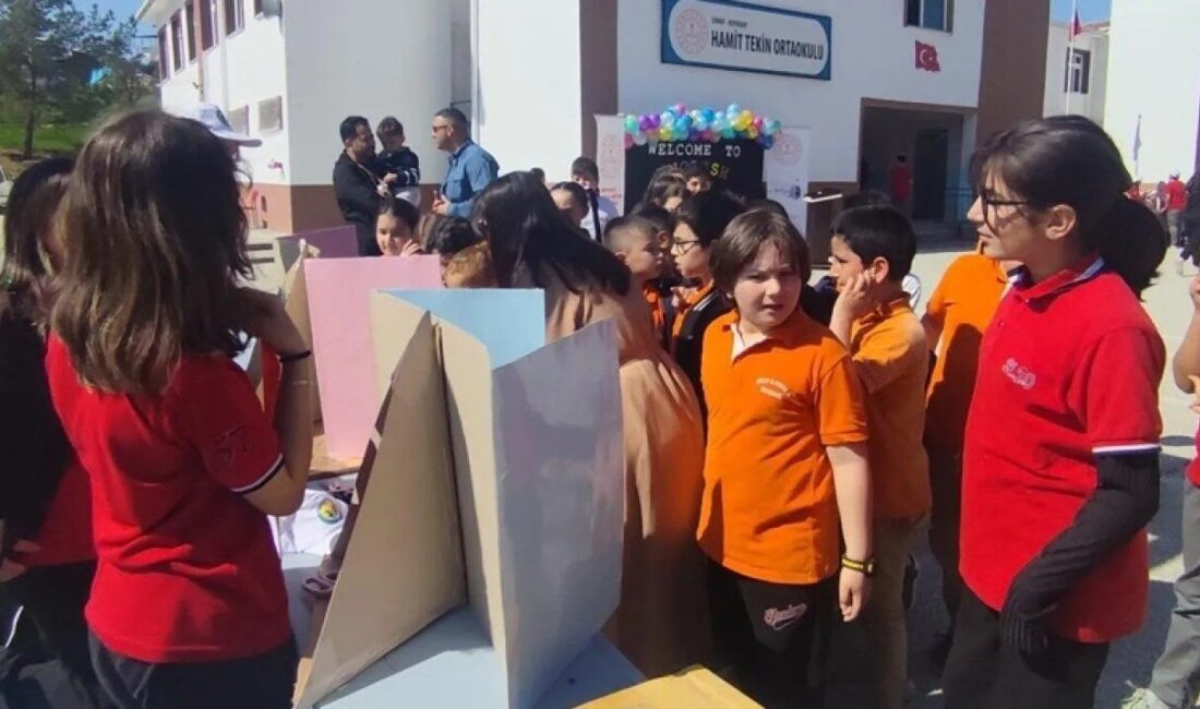 Sinop’un Boyabat ilçesinde Hamit Tekin Ortaokulu’nda düzenlenen “English Fest” etkinliği