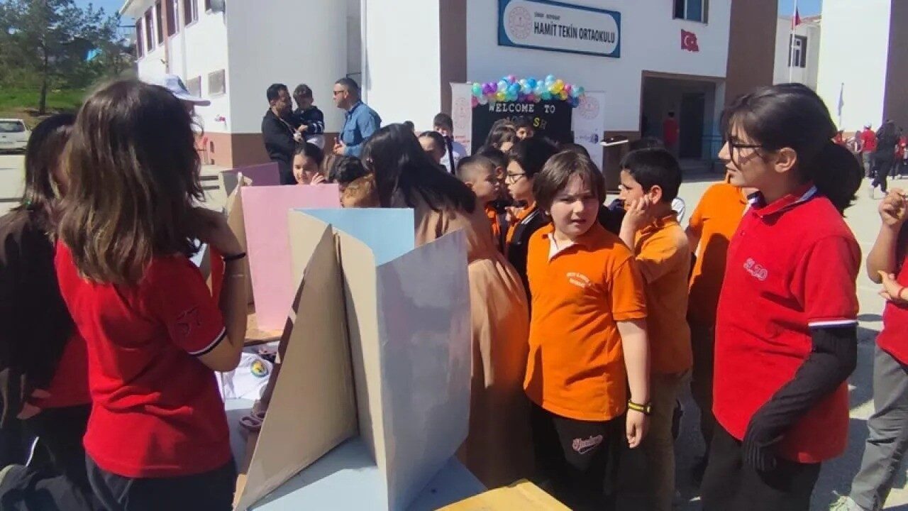Sinop’un Boyabat ilçesinde Hamit Tekin Ortaokulu’nda düzenlenen “English Fest” etkinliği