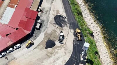 Sinop’un İncedayı Mahallesi’nde kurulan semt pazarı nedeniyle oluşan trafik ve