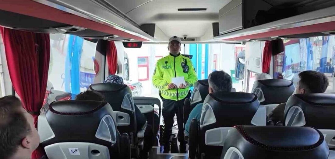 Sinop’ta polis ekipleri, Trafik Haftası çerçevesinde şehirler arası otobüs terminalinde