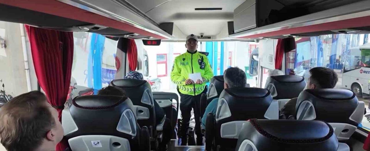 Sinop’ta polis ekipleri, Trafik Haftası çerçevesinde şehirler arası otobüs terminalinde