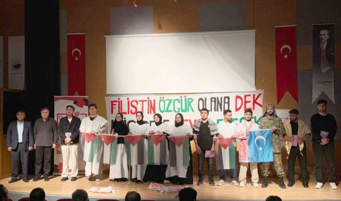 Sinop’ta düzenlenen “Ümmet Coğrafyaları Konferansı ve Tiyatro Gösterisi” yoğun ilgi