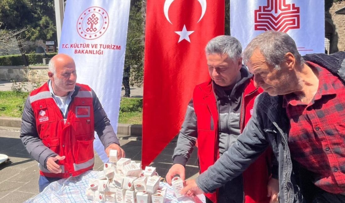 Sinop’ta Vakıf Haftası dolayısıyla düzenlenen mevlitte vatandaşlara lokum ikramında bulunuldu.