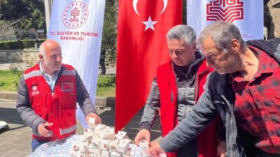 Sinop’ta Vakıf Haftası dolayısıyla düzenlenen mevlitte vatandaşlara lokum ikramında bulunuldu.