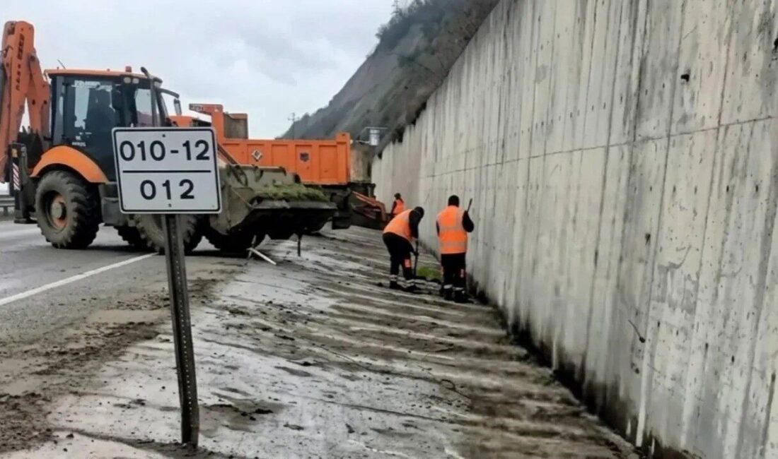 Sinop’ta yaz mevsimi öncesinde ulaşım güvenliğinin artırılması amacıyla başlatılan hendek