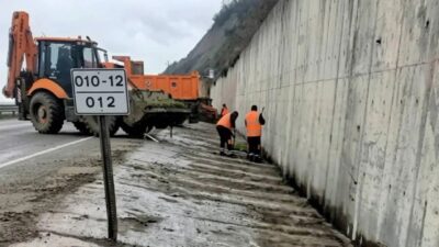 Sinop’ta yaz mevsimi öncesinde ulaşım güvenliğinin artırılması amacıyla başlatılan hendek