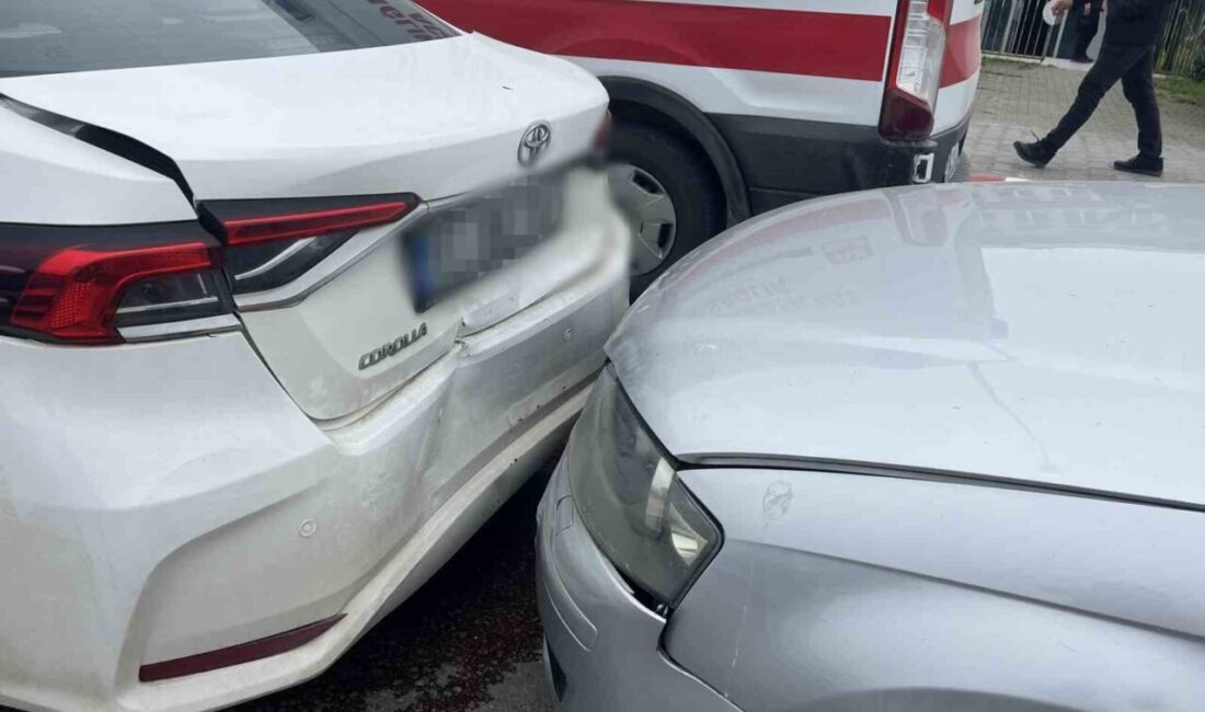 Sinop’ta üç otomobilin karıştığı zincirleme trafik kazasında 5 yaşındaki bir