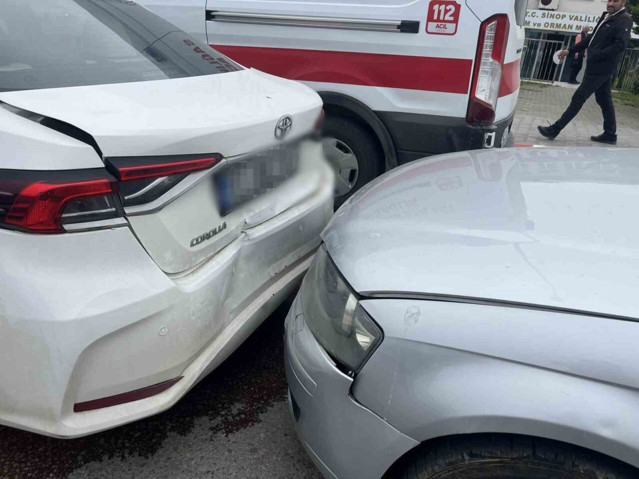 Sinop’ta üç otomobilin karıştığı zincirleme trafik kazasında 5 yaşındaki bir