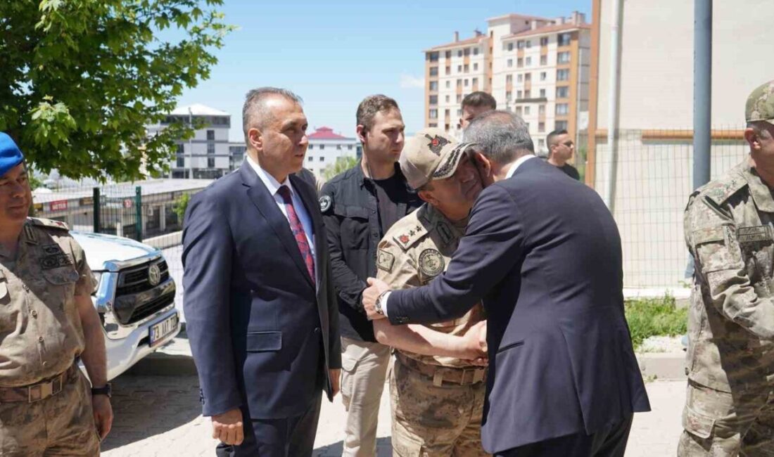 Şırnak’ta Kurban Bayramı dolayısıyla bayramlaşma programı düzenlendi. Vali Birol Ekici,