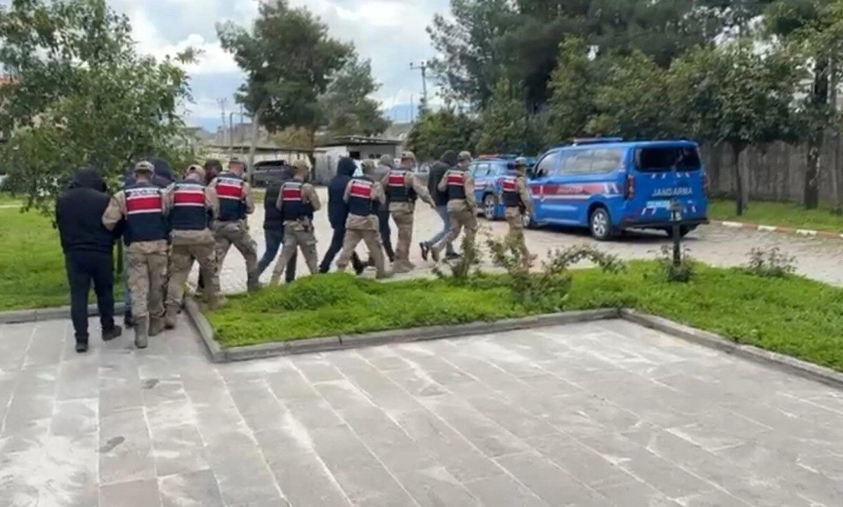 Şırnak’ın Uludere ilçesinde jandarma ekipleri tarafından uyuşturucu satıcılarına ve kullanıcılarına
