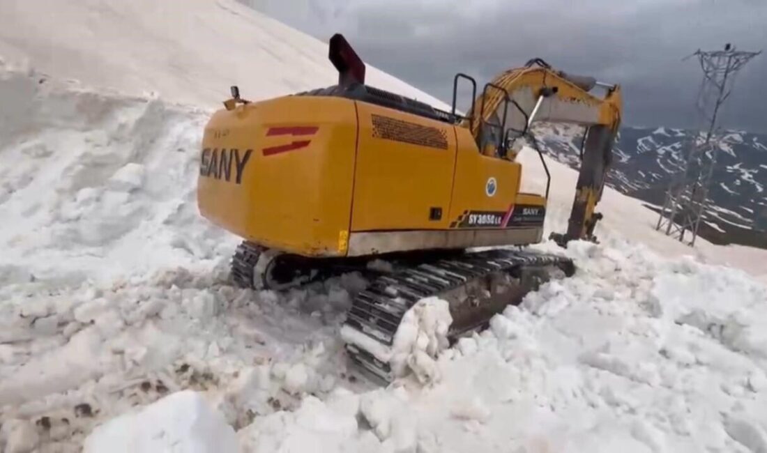 Şırnak’ta karla mücadele devam ediyor. Ekipler 7 aydır karla kaplı