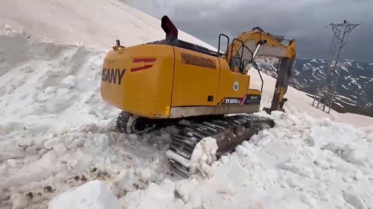 Şırnak’ta karla mücadele devam ediyor. Ekipler 7 aydır karla kaplı