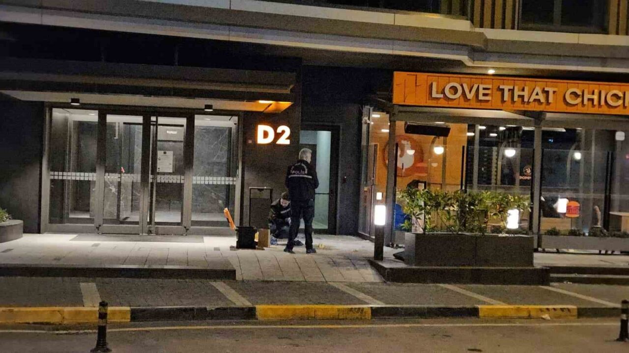 Şişli’de bir iş yerinin önünde silahlı saldırıya uğrayan bir kişi