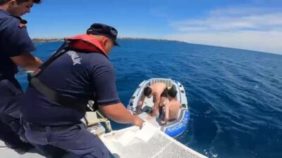 Antalya’da rüzgarla açığa sürüklenen ve şişme botları patlayan 2 kişi
