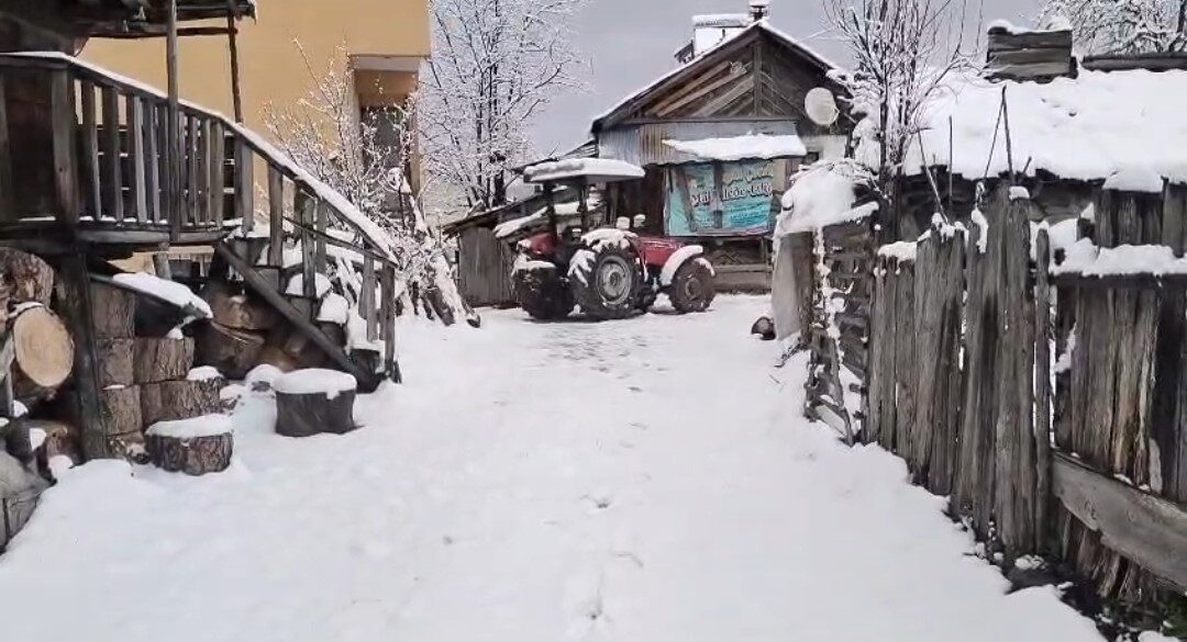 Sivas’ta mayıs ayının ilk günlerinde etkili olan kar yağışı, köyleri