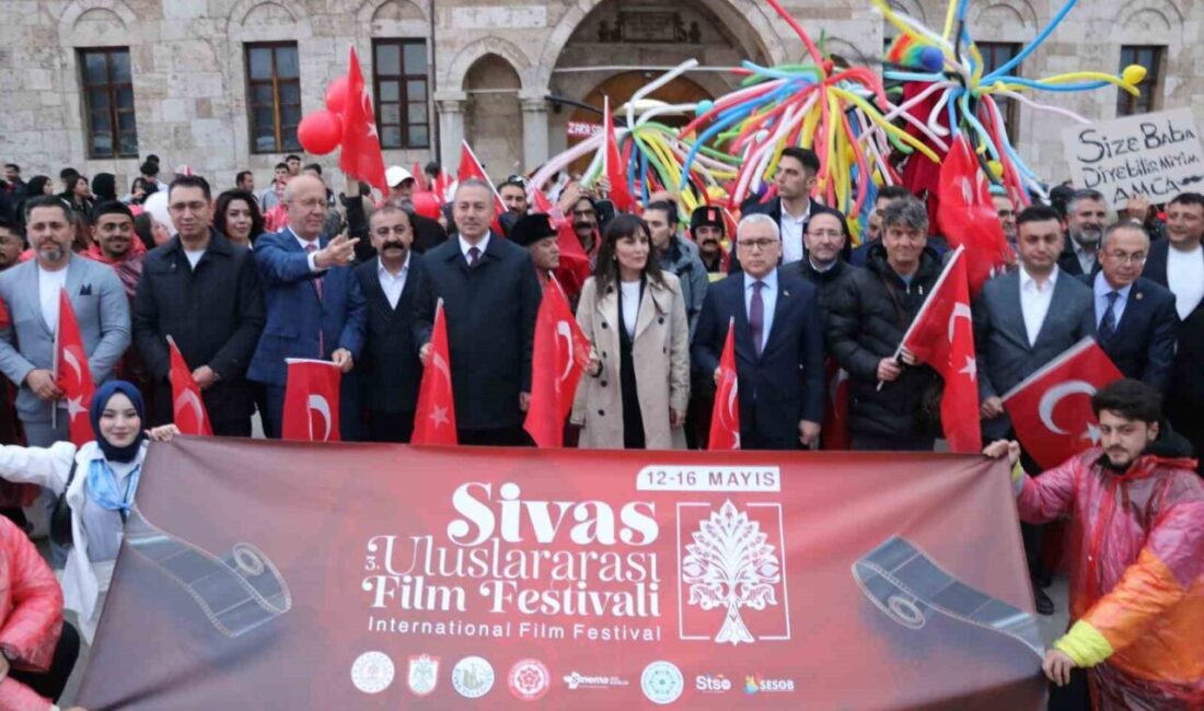 Sivas’ta bu yıl 3’üncüsü düzenlenen Uluslararası Film Festivali, kortej yürüyüşüyle