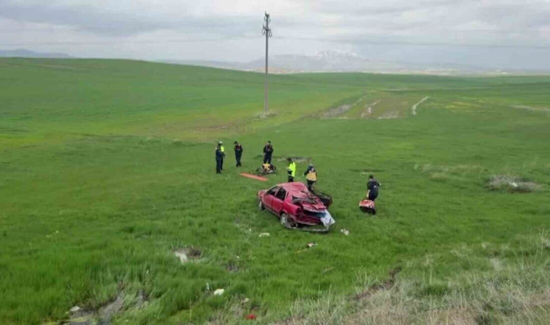 Sivas’ın Kangal ilçesinde meydana gelen trafik kazasında otomobilin şarampole devrilmesi
