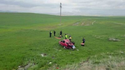 Sivas’ın Kangal ilçesinde meydana gelen trafik kazasında otomobilin şarampole devrilmesi