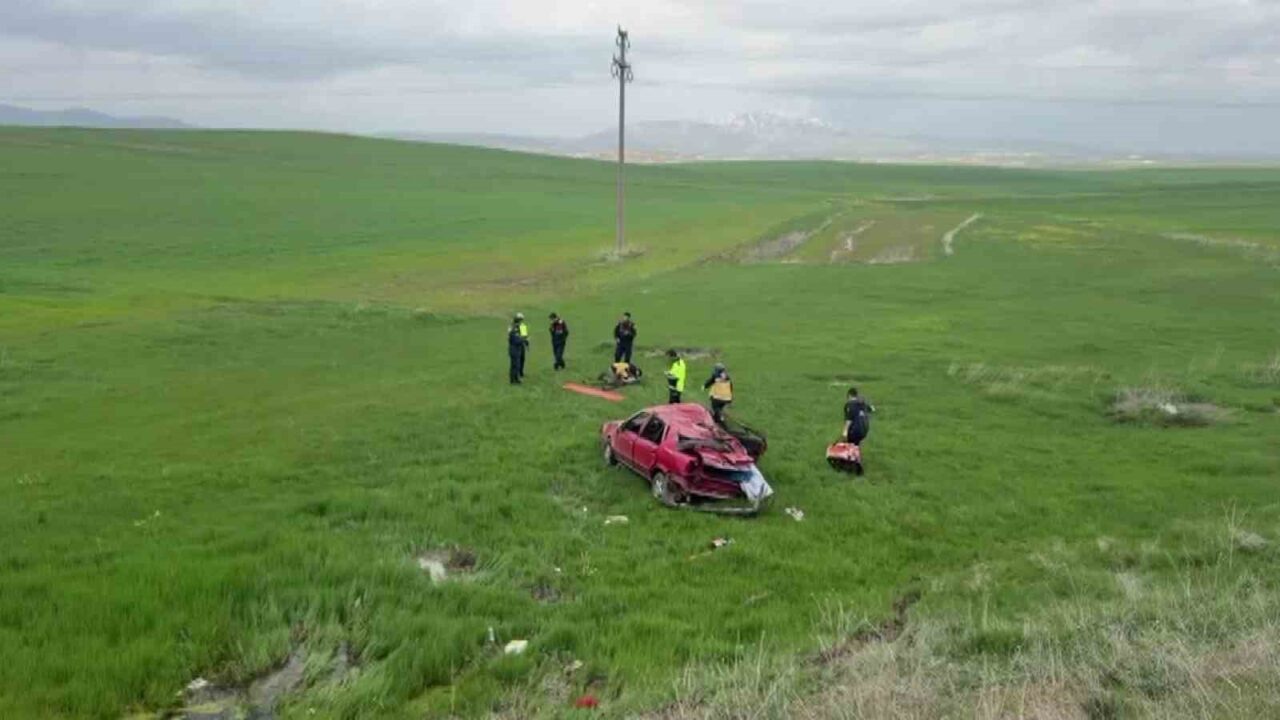Sivas’ın Kangal ilçesinde meydana gelen trafik kazasında otomobilin şarampole devrilmesi