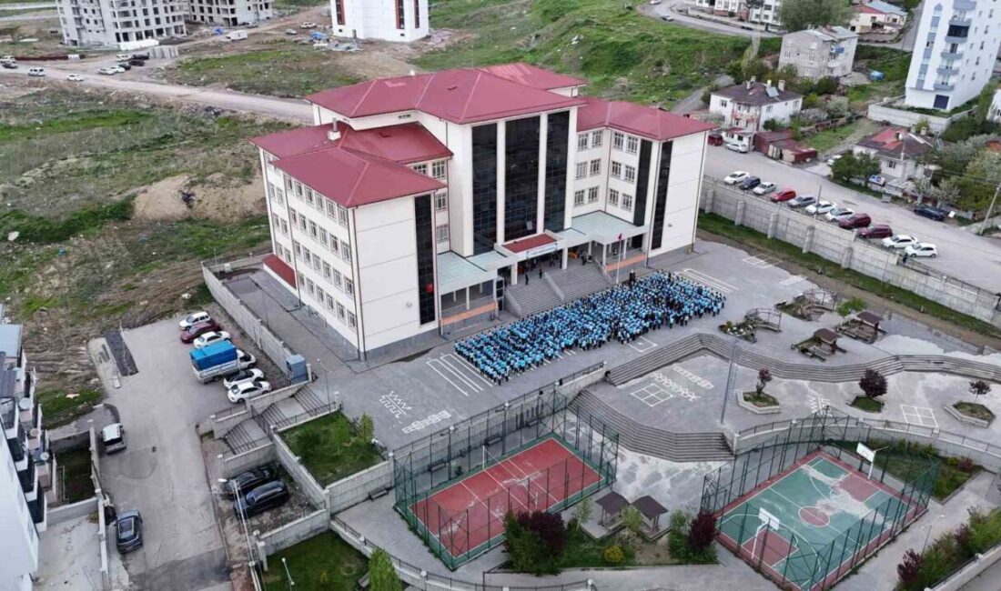 Sivas’ta bir ortaokulda 900 öğrenci koreografi ve koro gösterisi yaptı.