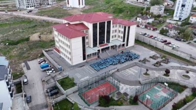 Sivas’ta bir ortaokulda 900 öğrenci koreografi ve koro gösterisi yaptı.