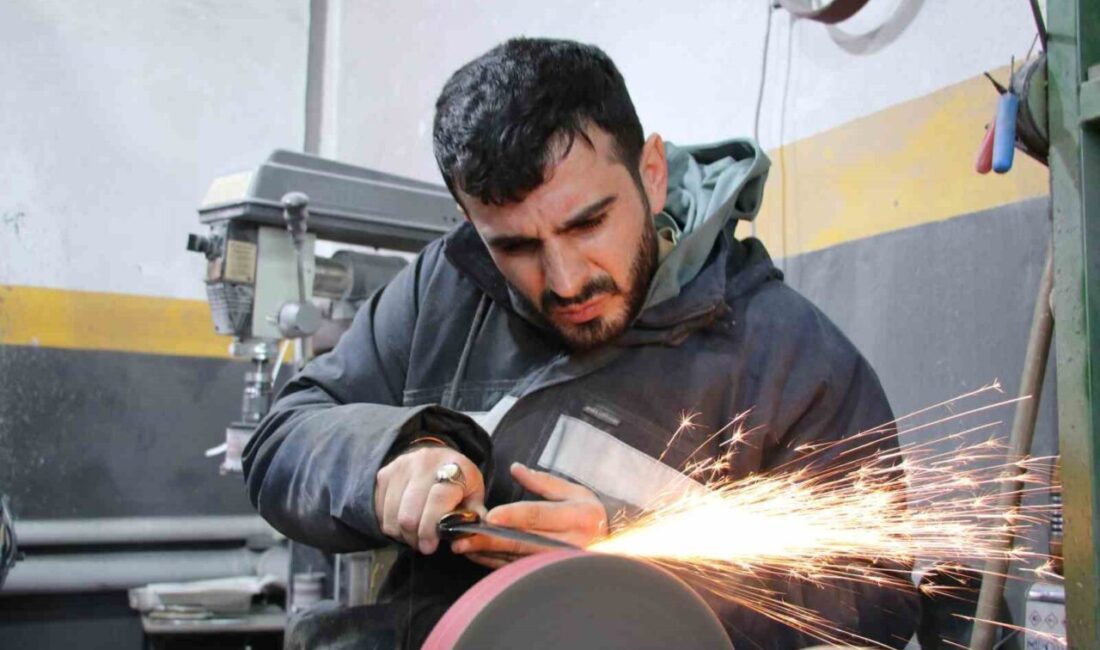 Sivaslı bıçak ustası Emre Göçeri yaklaşan Kurban Bayramı’yla birlikte gece
