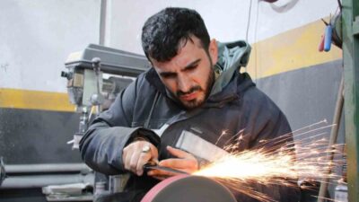 Sivaslı bıçak ustası Emre Göçeri yaklaşan Kurban Bayramı’yla birlikte gece