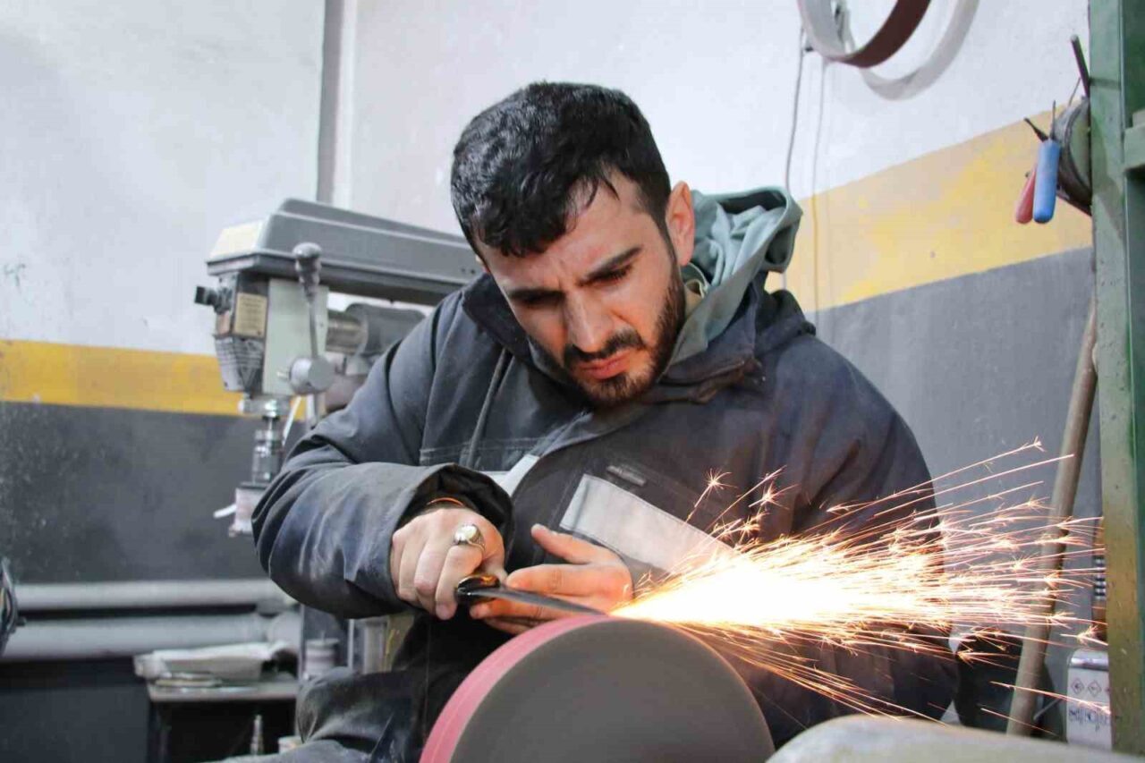 Sivaslı bıçak ustası Emre Göçeri yaklaşan Kurban Bayramı’yla birlikte gece