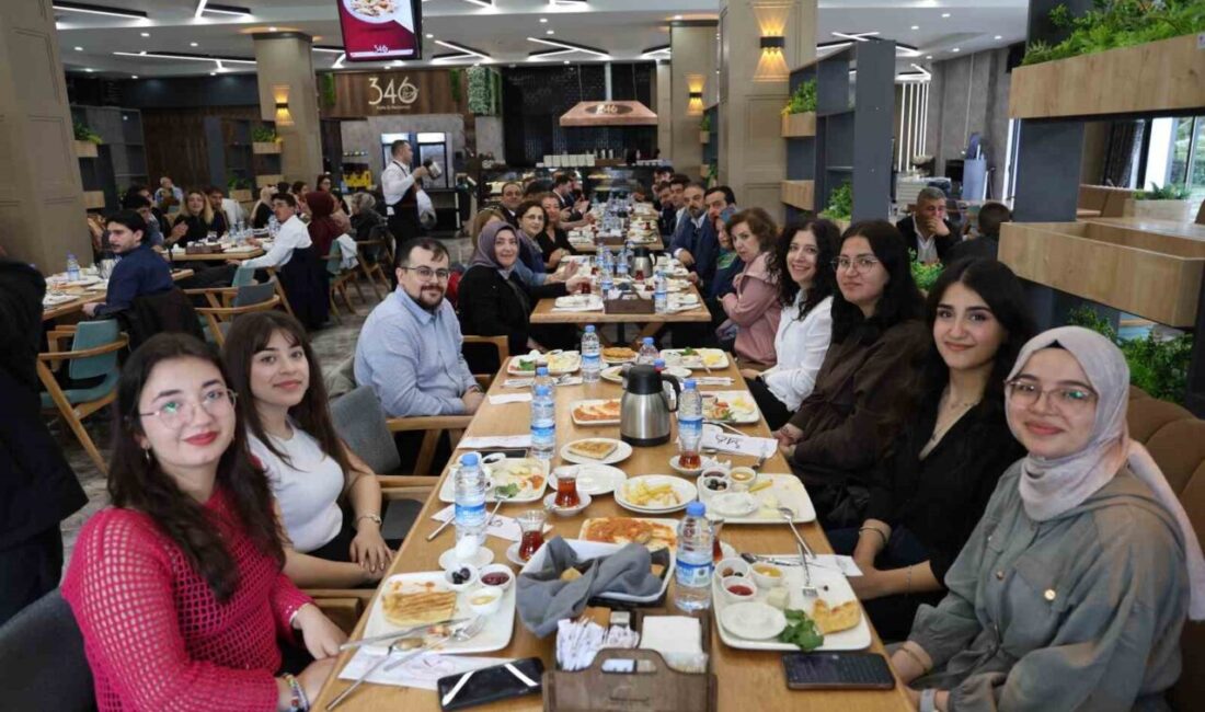 Sivas’ta eczacılar, 14 Mayıs Eczacılık Günü nedeniyle bir araya geldi.