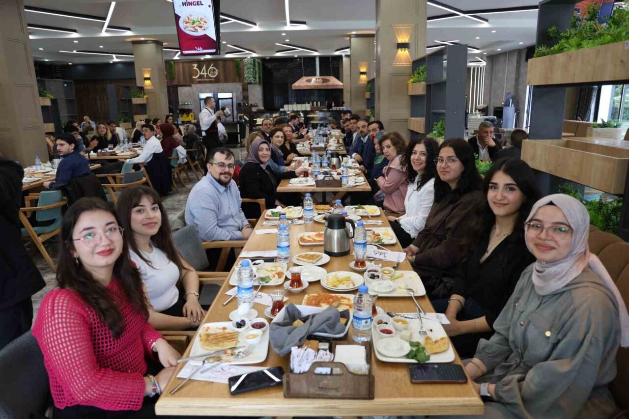 Sivas’ta eczacılar, 14 Mayıs Eczacılık Günü nedeniyle bir araya geldi.