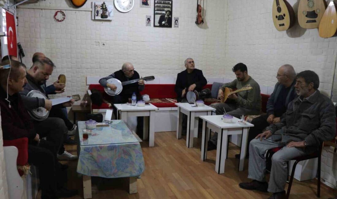 Sivas’ta oyun oynanmayan kahvehanede her yaştan ve meslekten insanı müzik,