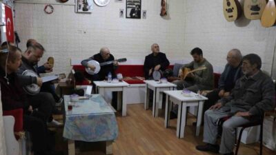Sivas’ta oyun oynanmayan kahvehanede her yaştan ve meslekten insanı müzik,