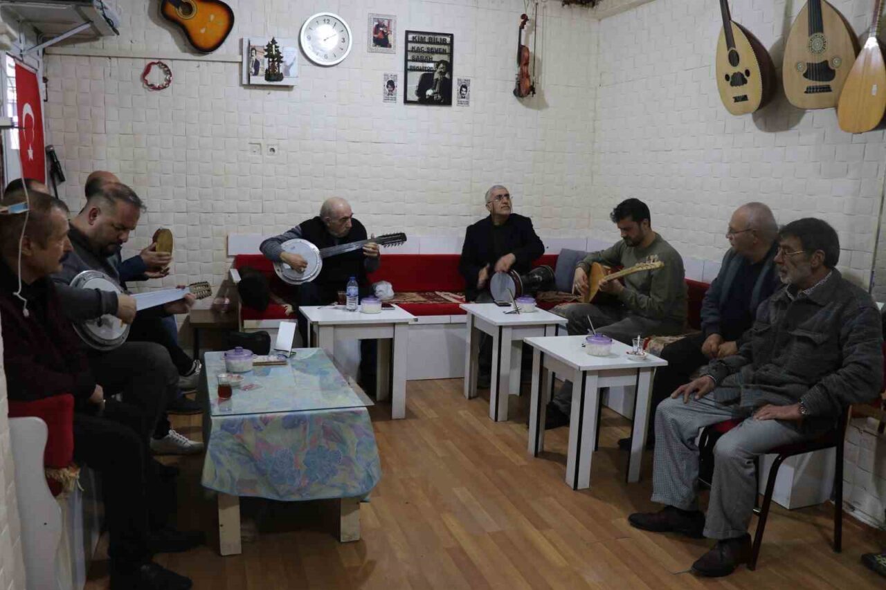 Sivas’ta oyun oynanmayan kahvehanede her yaştan ve meslekten insanı müzik,